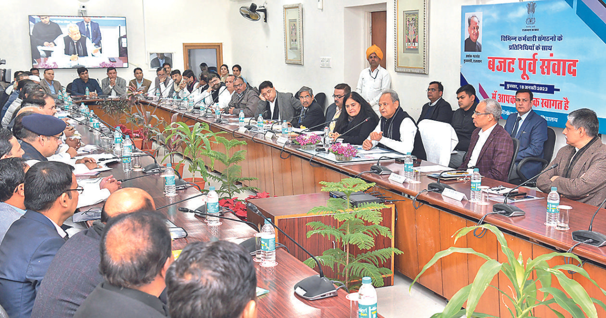 CM: Employees crucial link in executing welfare schemes